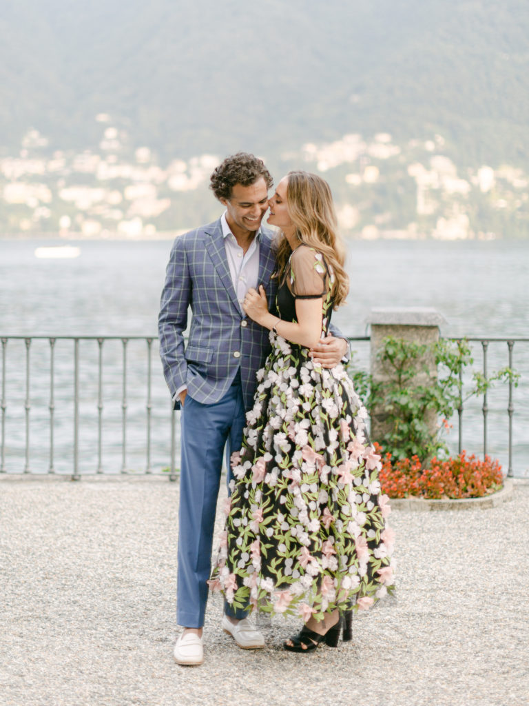 bride and groom kiss in Villa D'Este