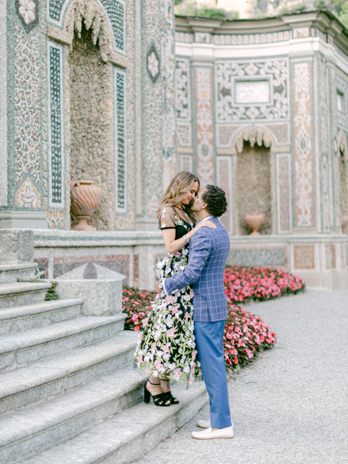 bride and groom kiss in Villa D'Este